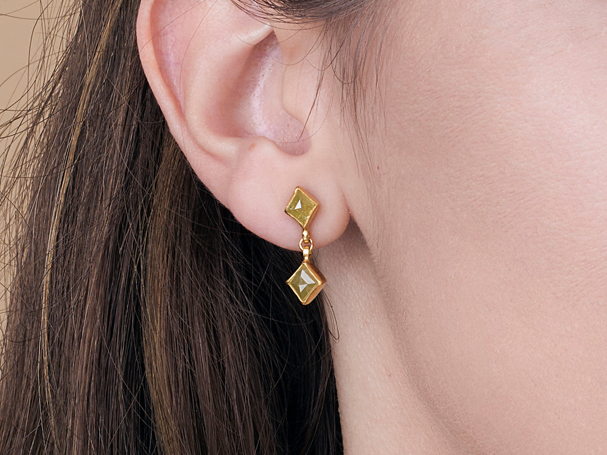 GURHAN, GURHAN Elements Gold Single Drop Earrings, 6x5mm Kite Shape on Post Top, Diamond