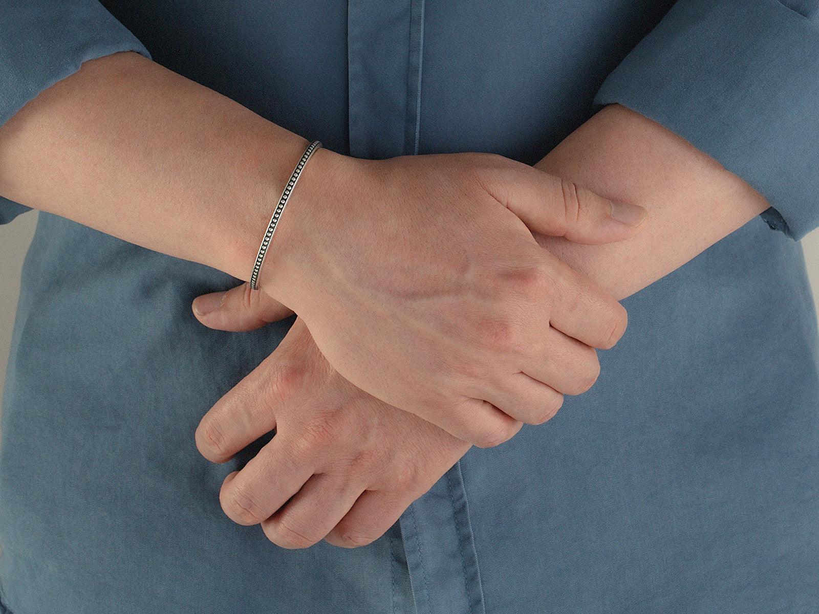ブレスレット BLENDOFF Ordinary Minimal Round Cuff Bracelet 4mm Silver 925 Real 999 Sterling Silver Simple Smooth Cuff Bracelet Men and