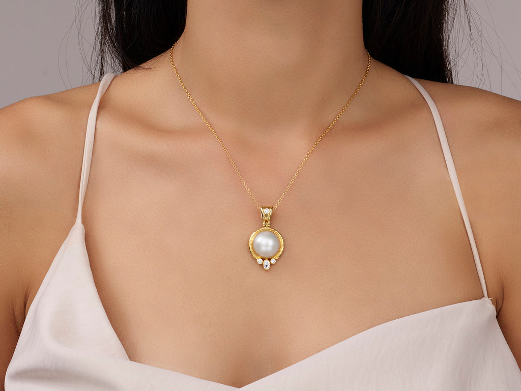 GURHAN, GURHAN Oyster Gold Pearl Pendant Necklace, 15mm Round set in Wide Frame